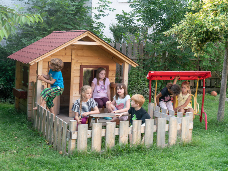 viele kinder spielen am kleinkindspielhaus