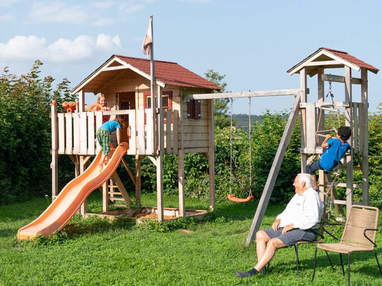 kinder spielen auf dem kleinkind spielgerüst