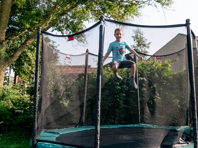 junge springt auf dem trampolin